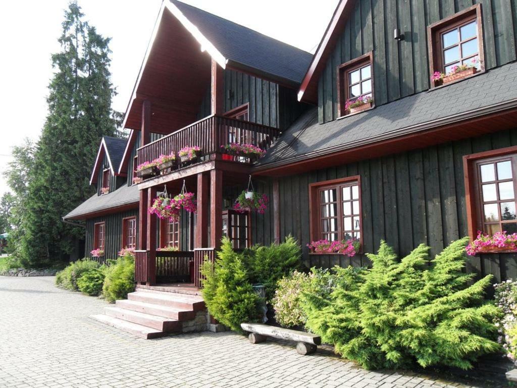 乔尔什滕Gosciniec Pod Smrekami住宿加早餐旅馆 外观 照片